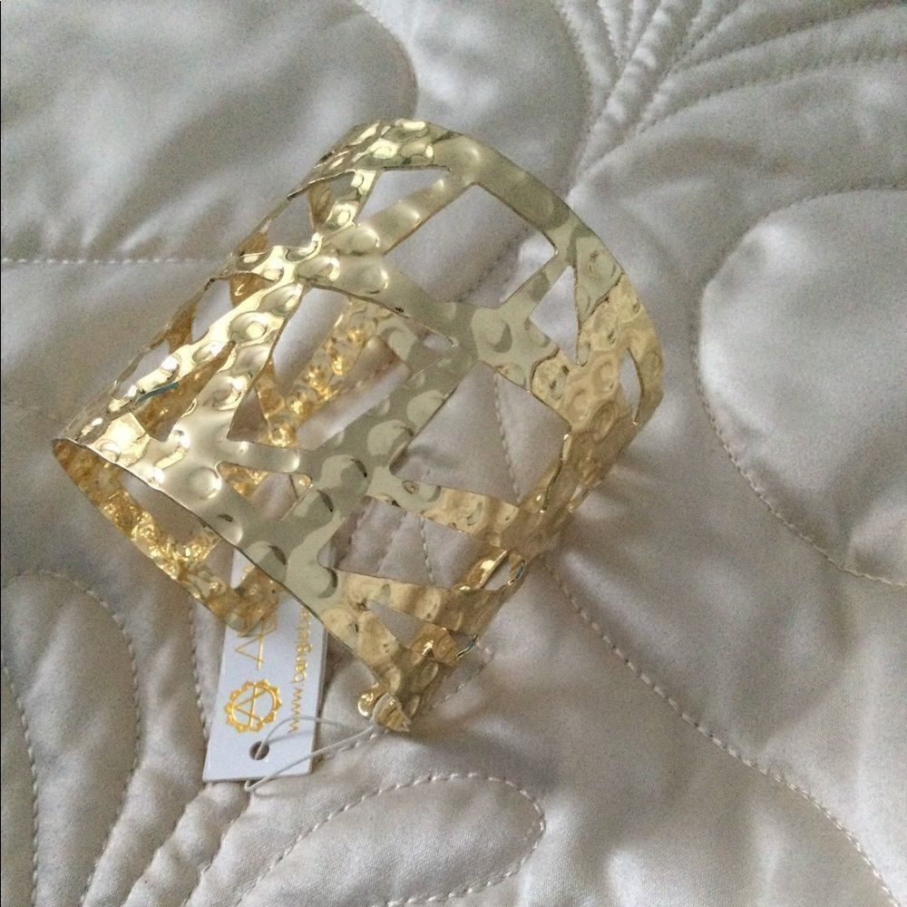 NWT Amrita Singh Bali Brass Gold tone bracelet